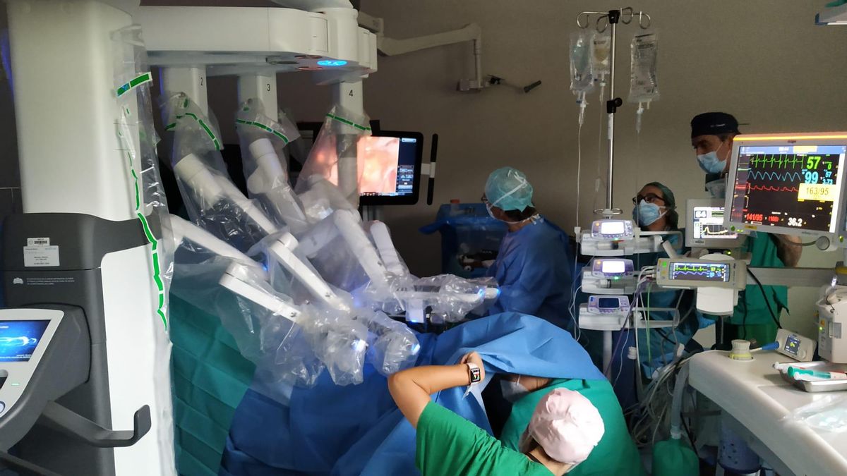 Primeira intervención co robot Da Vinci.