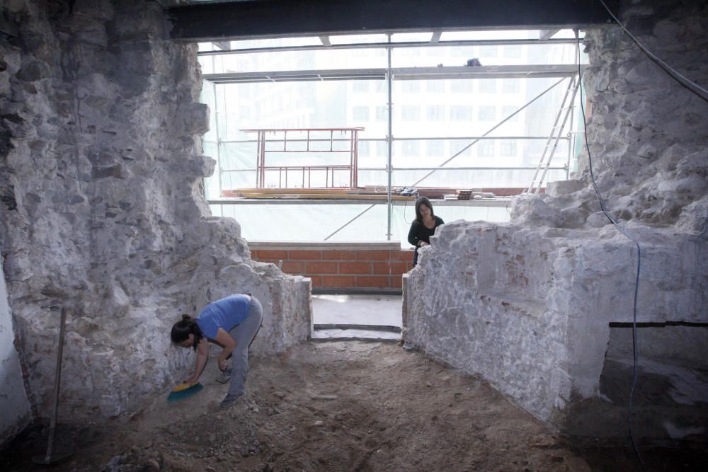 Troballa històrica del mur de l'Areny al carrer Argenteria