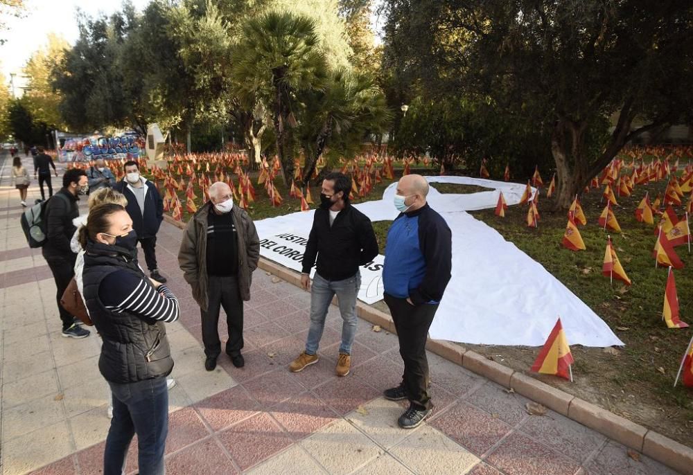 La Avenida Juan de Borbón de Murcia amanece con miles de banderas de España por las víctimas del coronavirus