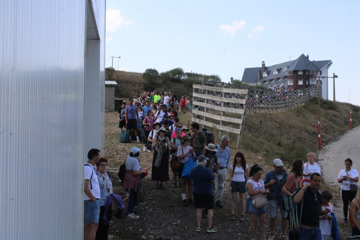 Así se vive el eclipse desde la estación de Pajares: cientos de personas ven sin problemas el esperado evento astronómico, "es increíble"