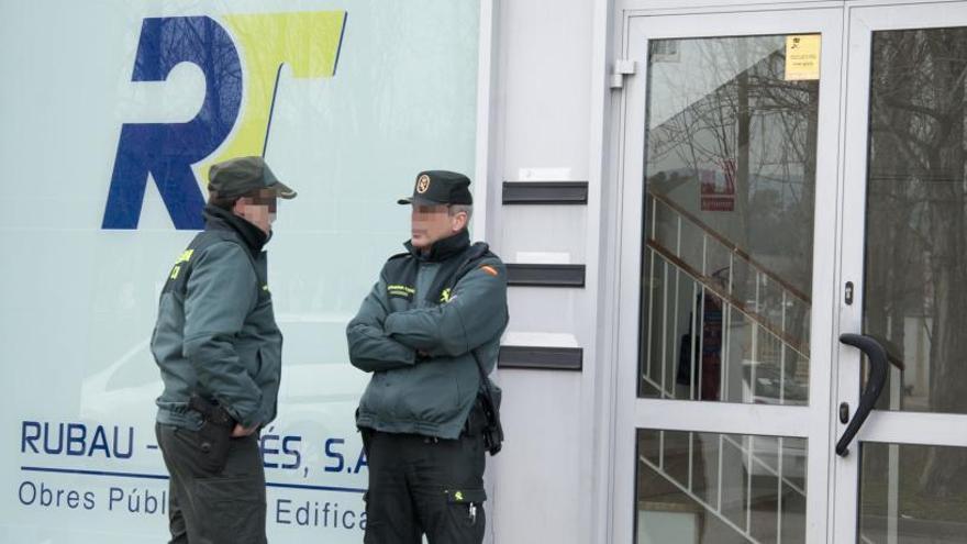 Agentes custodian la sede de la empresa Rubau-Tarrés