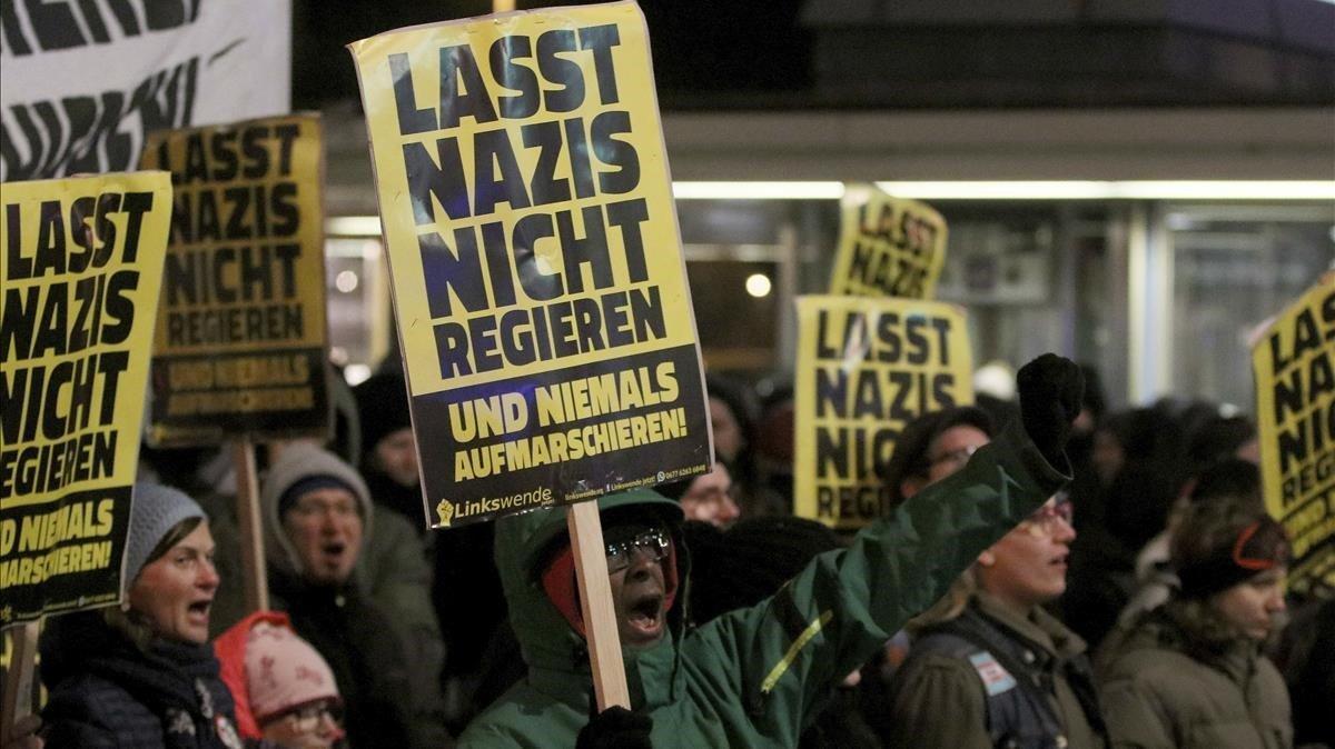 zentauroepp46703380 protesters march carrying anti nazi placards during a demons190125205245