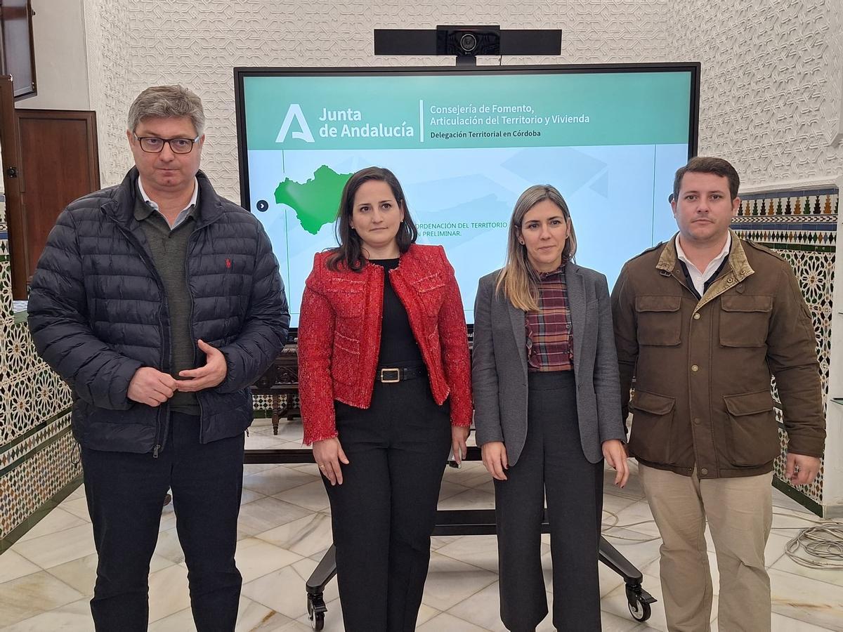 La delegada y el alcalde, con empresarios asistentes a la reunión sobre el POTA.