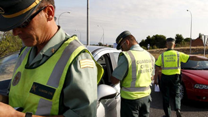 Es oficial: la DGT sanciona con 200 euros a los conductores que no cuenten con el dispositivo obligatorio en la guantera del vehículo este verano