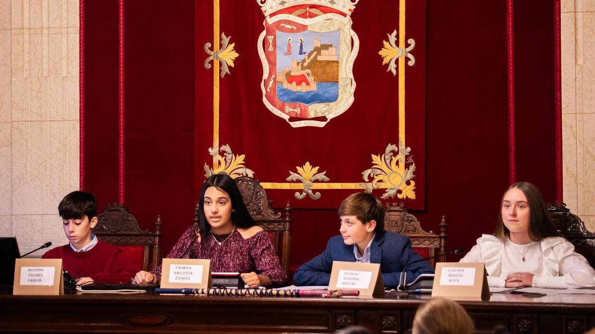 La nueva alcaldesa infantil, Yasmina Ballesta Zizaoui, en su primer pleno infantil en el Ayuntamiento de Málaga