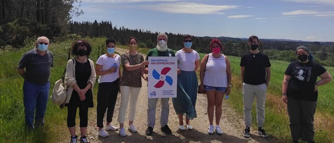 Acto de vecinos y miembros del BNG contra el parque de Alto dos Borrallos, uno de los que preveía la subestación en Abegondo.