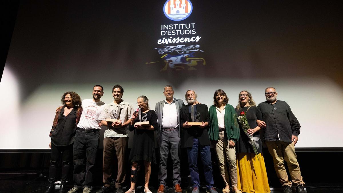 Foto de familia de los premiados con el presidente del Institut d’Estudis Eivissencs.
