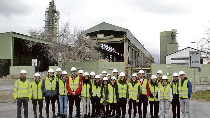 El grupo de alumnos con sus profesores y representantes de la empresa.