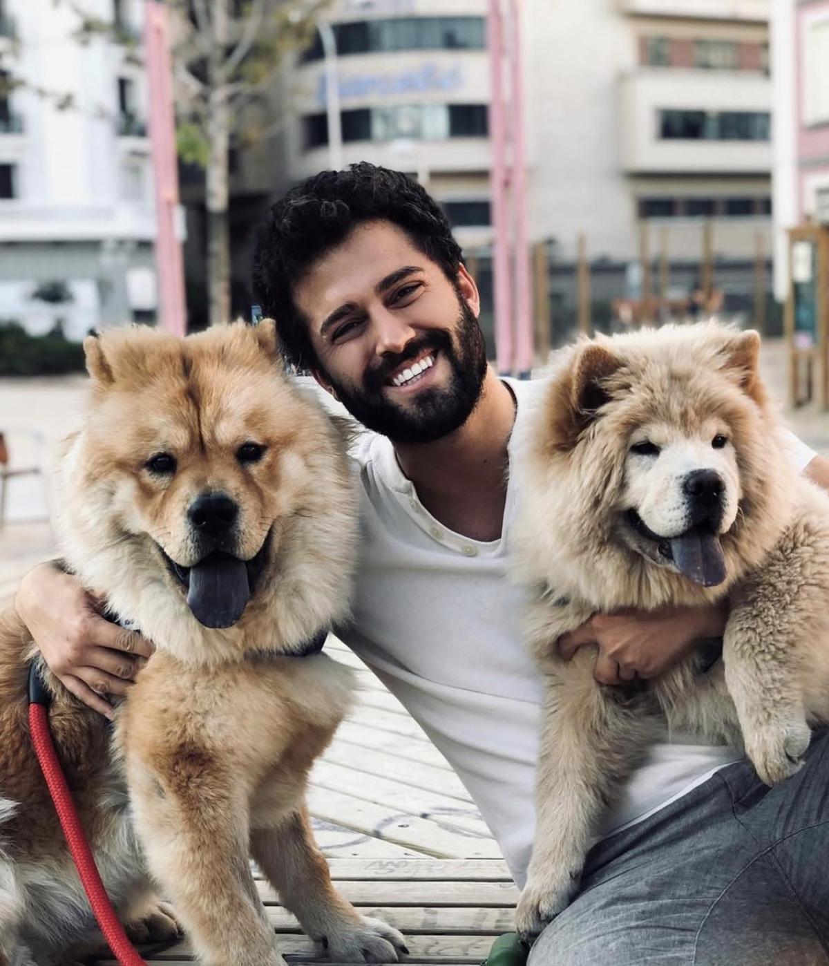 Javi Hoyos con Leo y Siro, sus perritos