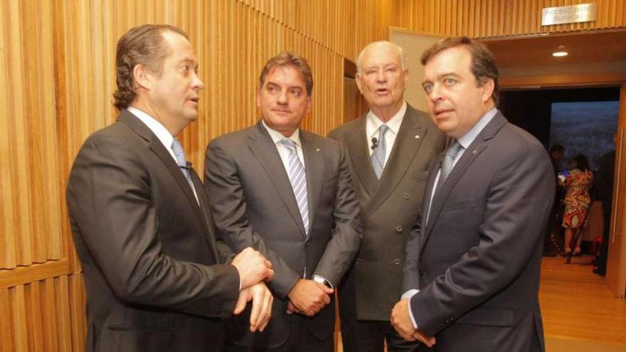 De izq. a dcha., Escotet, el consejero Pedro López, Etcheverría y Botas, en el nacimiento de Abanca.