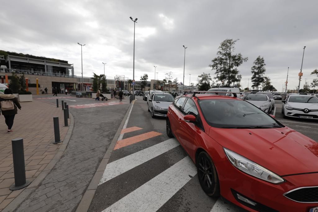 Largas retenciones en la autopista por fiebre comercial antes de las nuevas restricciones