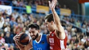 Marc García controla el balón en presencia del jugador del Baxi Guillem Jou 