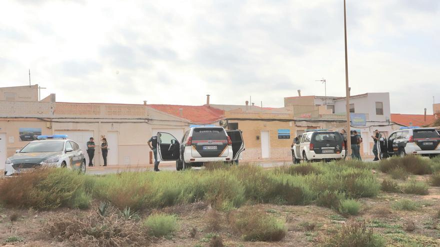 Costas inicia el derribo de tres casas en playa Babilonia de Guardamar bajo un importante despliegue policial