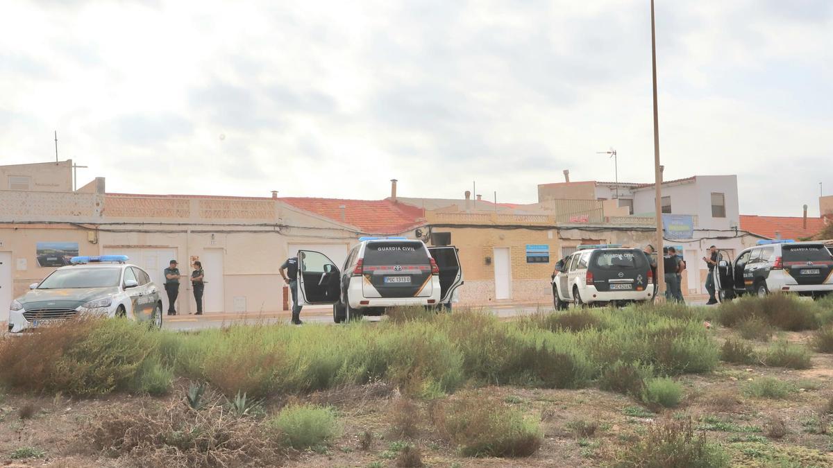 Despliegue de efectivos de la Guardia Civil en playa Babilonia de Guardamar en el inicio del derribo de tres viviendas
