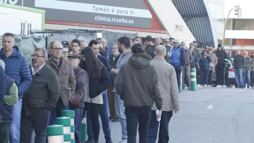 Cues a Balaídos per una entrada per veure el Girona