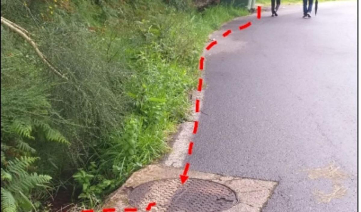 Arqueta en mal estado en la carretera de Vilanova.   | //  FDV