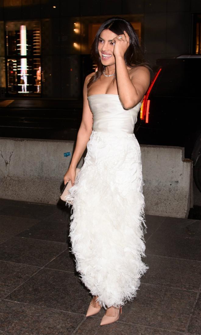 Priyanka Chopra con vestido de Marchesa y tacones de Louboutin.