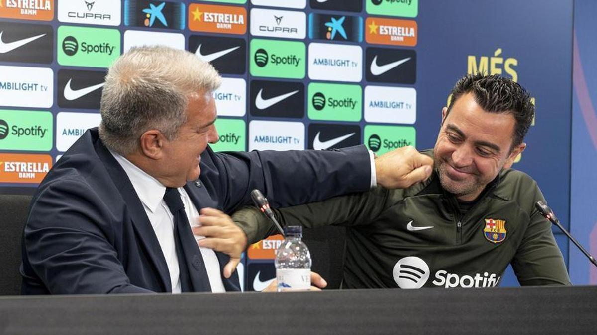 Xavi Hernández y el presidente del FC Barcelona, Joan Laporta, en la rueda de prensa del anuncio del nuevo acuerdo para que Xavi sea el entrenador del primer equipo para la próxima temporada.