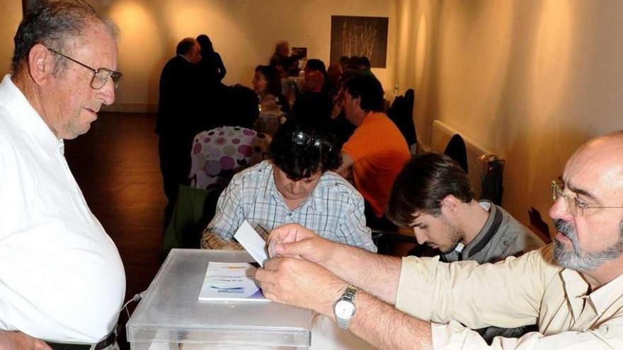 Una de las mesas electorales en las elecciones municipales de 2011 en Vilagarcía. // Iñaki Abella