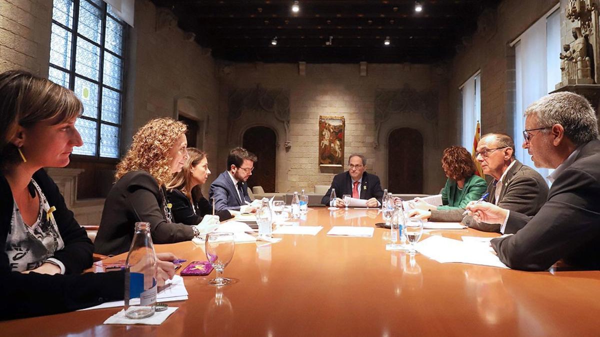 El 'president' Quim Torra, rodeado del resto de los miembros de su Govern, el sábado en el Palau de la Generalitat