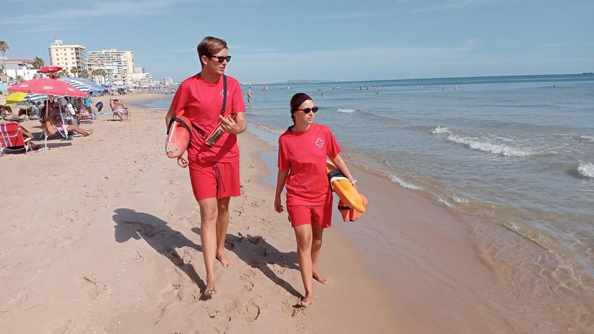 Adrián y Lara, de servicio por la playa de Miramar en la mañana del martes