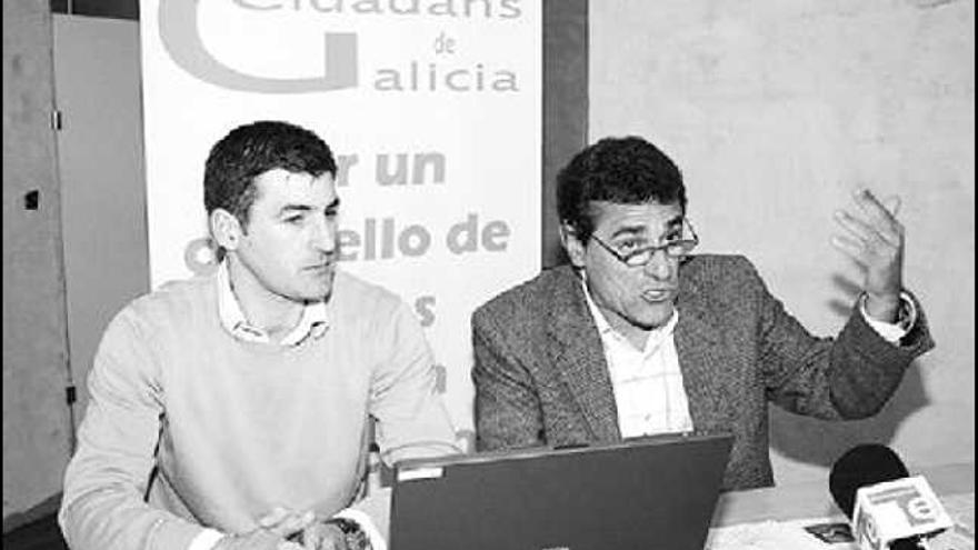 Los ediles de Cidega, Juan Torres y José Manuel Reboredo, ayer, en rueda de prensa. /BERNABÉ / Patricia F.