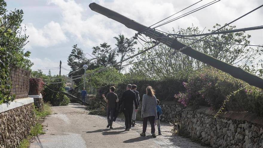 Unos 38.000 vecinos se quedan sin electricidad en Menorca por un tornado