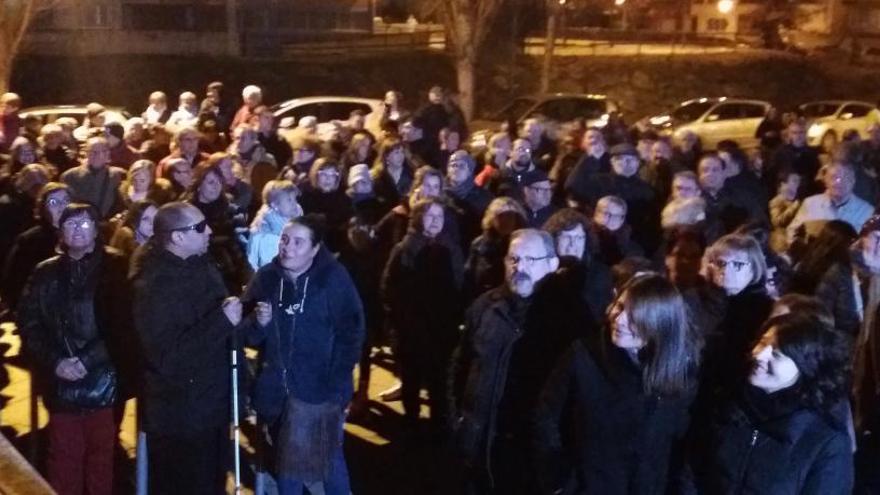 Unes 200 persones protesten davant del CAP de Taialà