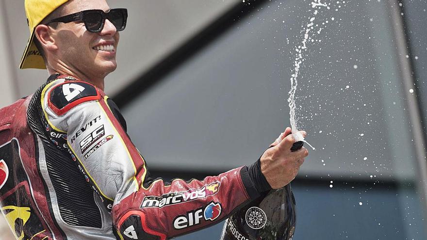Augusto Fernández descorcha champagne para celebrar su tercer podio consecutivo. | MARC VDS RACING