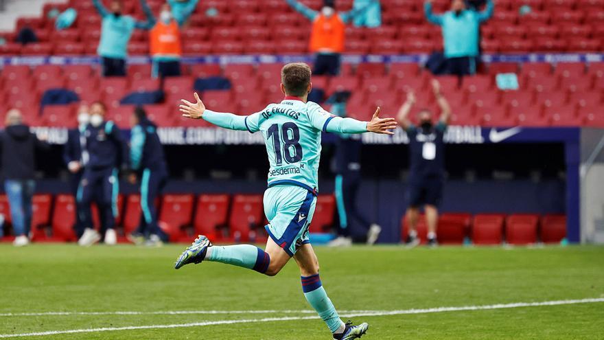 De Frutos y el «banquillo»
celebra el segundo gol. efe/chema moya