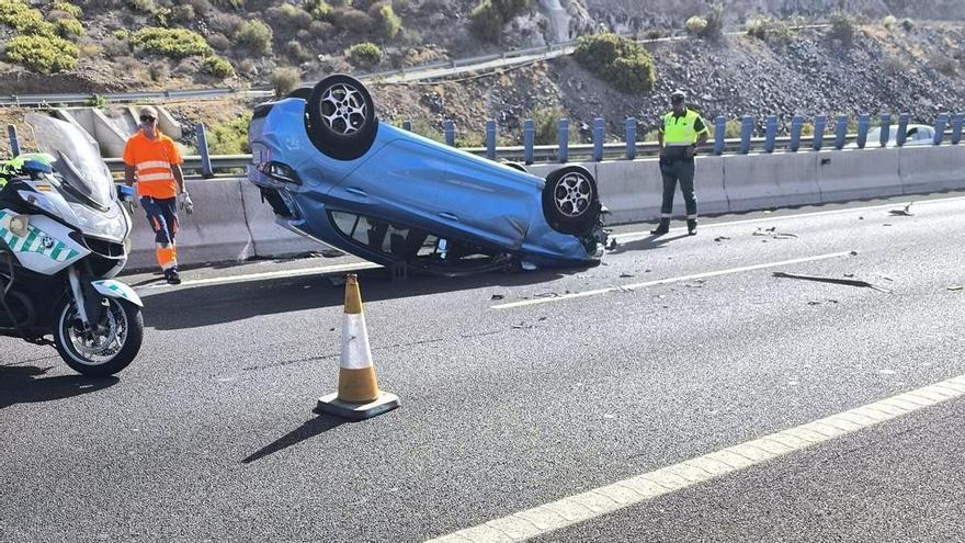 Tres heridos tras un accidente múltiple en la autopista TF-1 a su paso por Arona