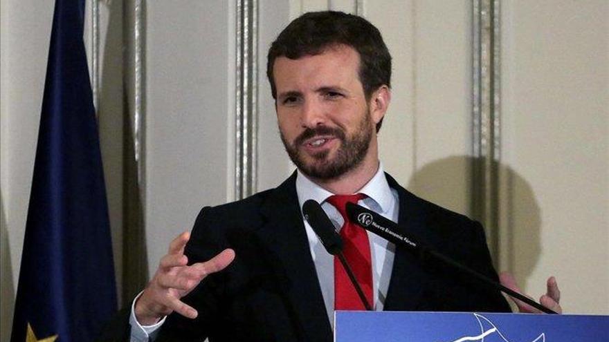 Casado pregunta a Sánchez si dimitirá en caso de sacar un escaño menos