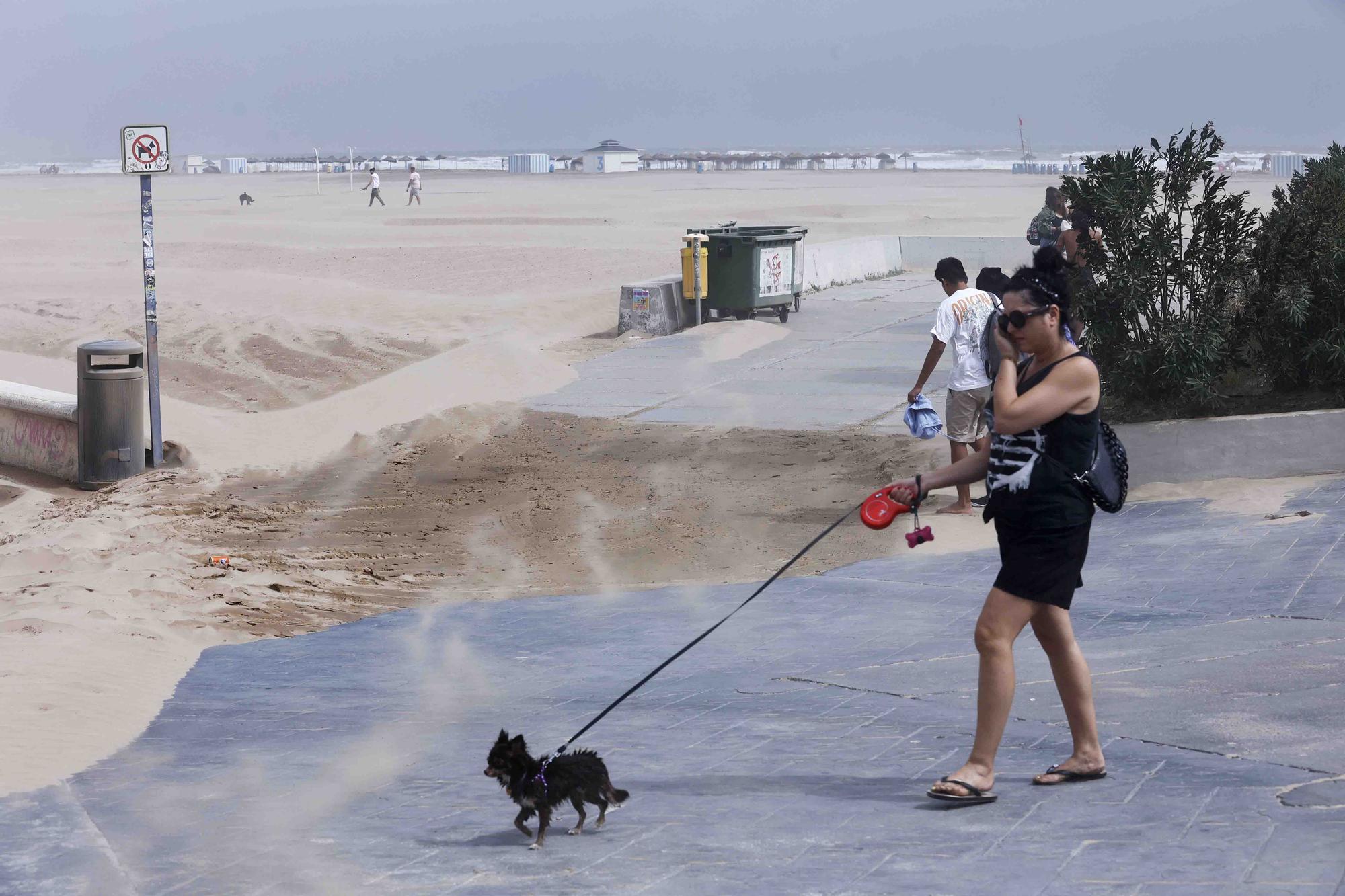 La playa de la Malvarrosa despues del temporal