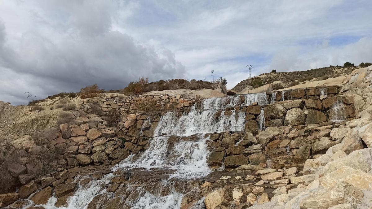 Imagen de la entrega de agua del Segura y el Tajo al embalse de La Pedrera en Orihuela