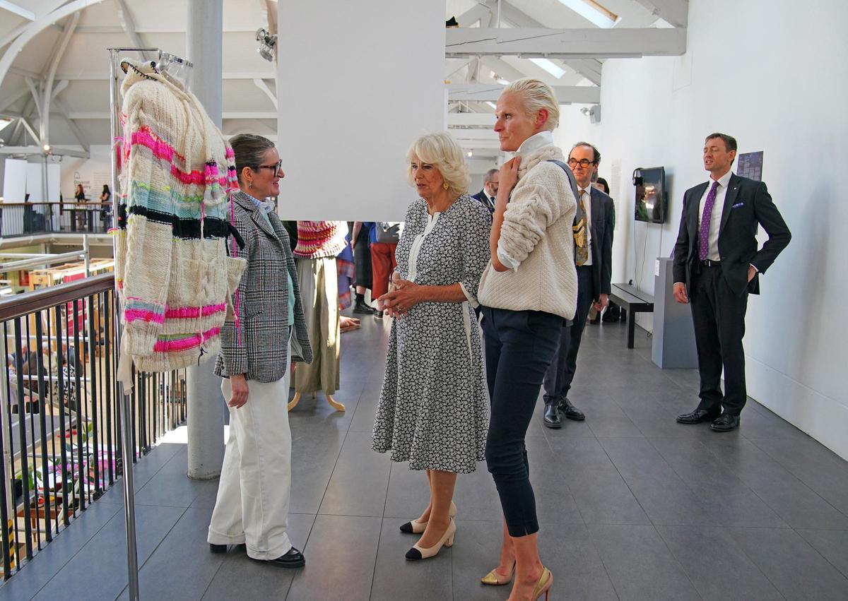 La reina Camila visita un taller de tapices en Edimburgo La reina Camila visita un taller de tapices en Edimburgo