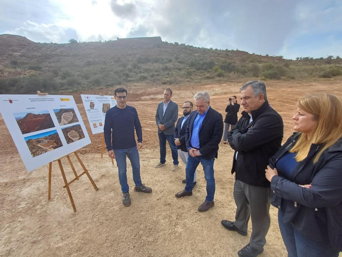 El consejero Juan María Vázquez, este lunes sobre los terrenos de ha actuado el proyecto de sellado del depósito minero de Mazarrón.