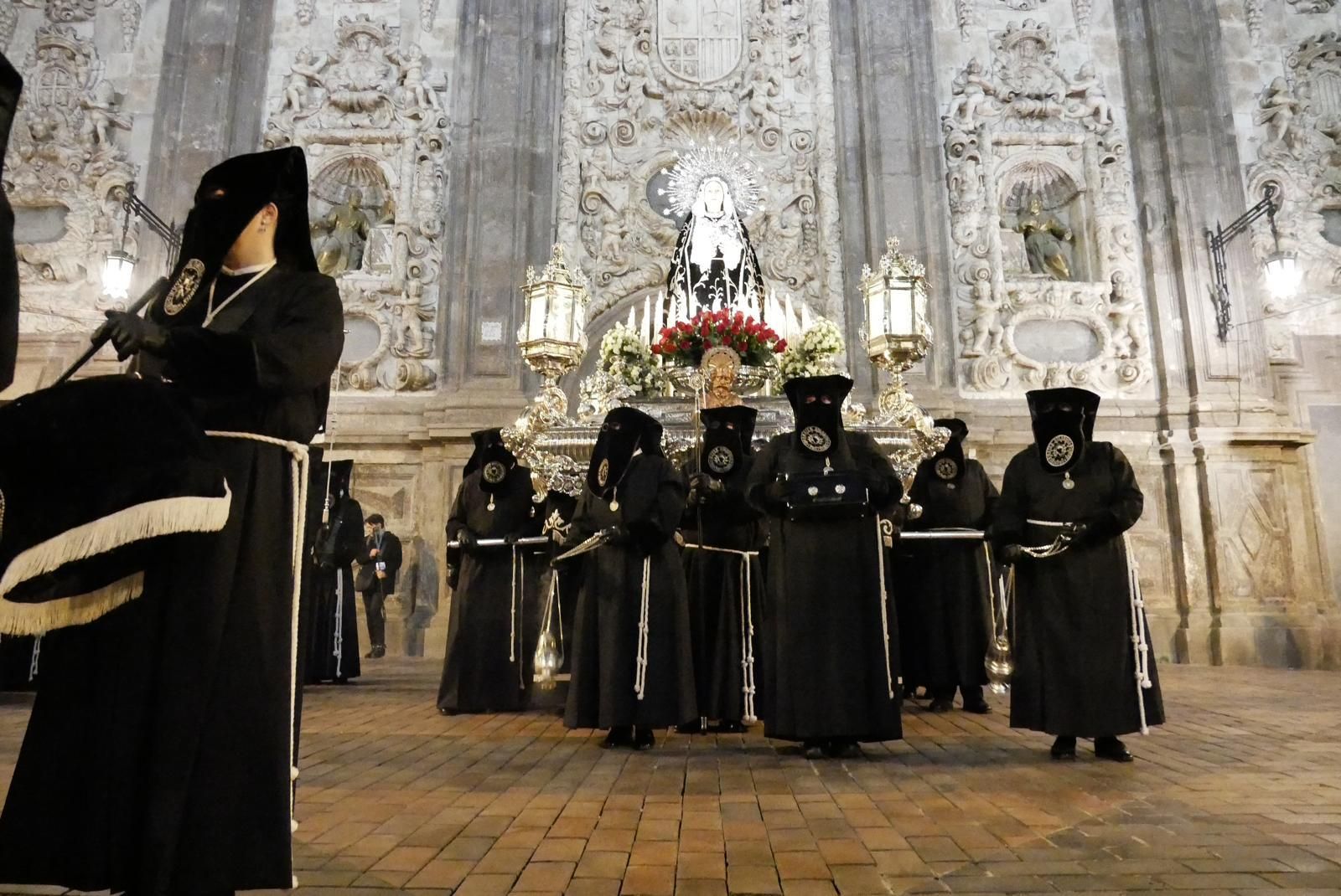 En imágenes | Zaragoza se conmueve con el 'Encuentro' de Jesús del Calvario y la Virgen de los Dolores
