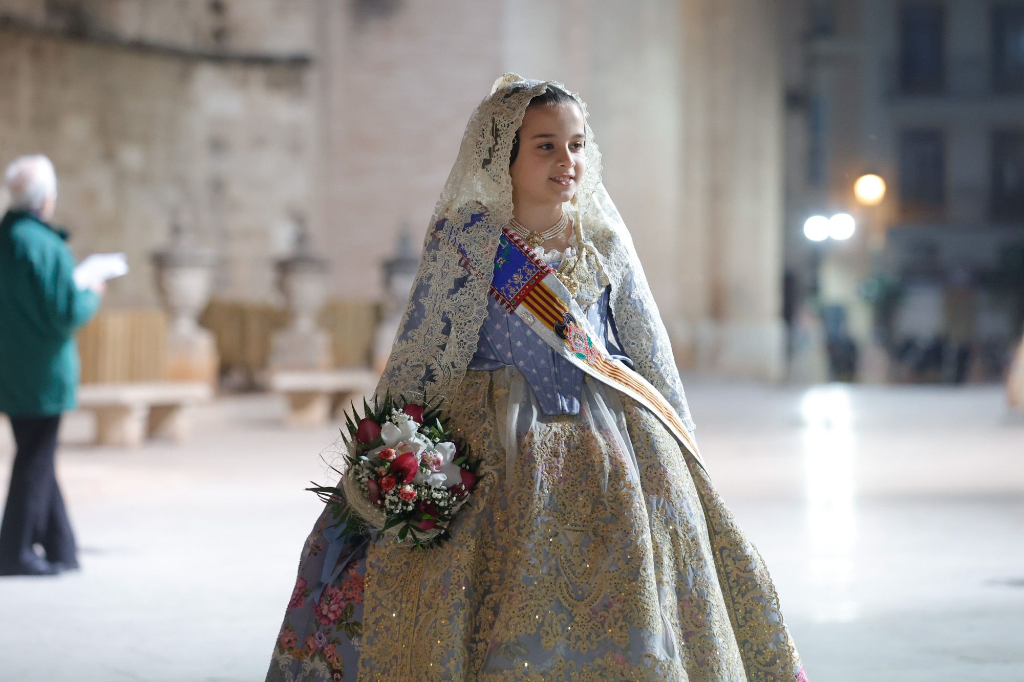 La fallera mayor infantil de València, ante la Virgen