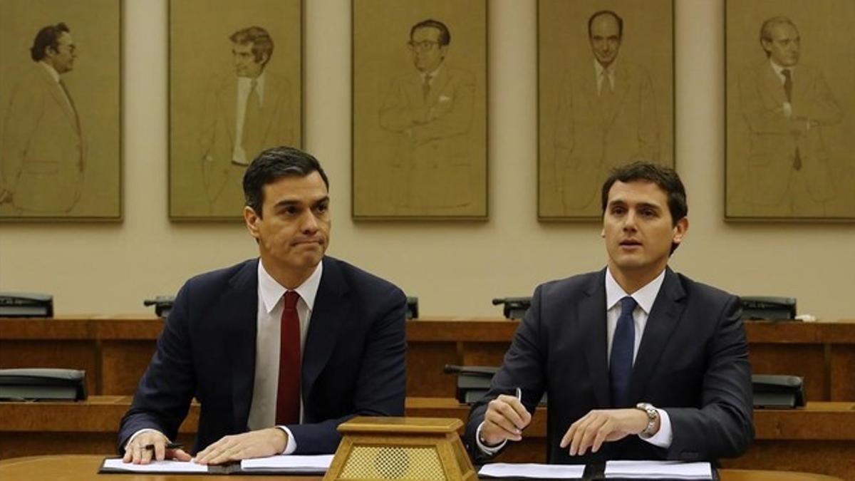 Sánchez y Rivera, durante la firma del acuerdo de legislatura, este miércoles en el Congreso.