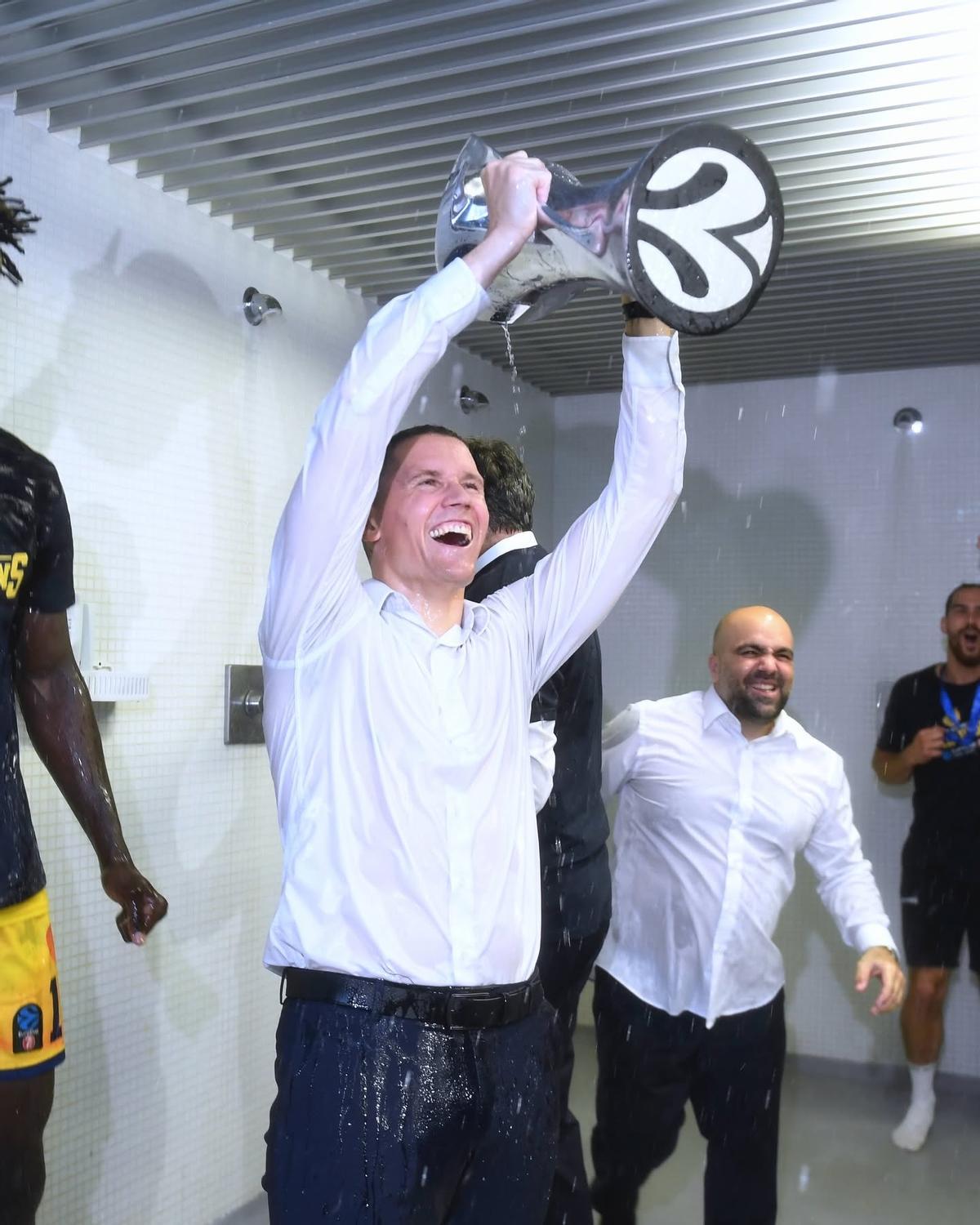 Jaka Lakovic, con el trofeo de campeón conquistado en 2023.