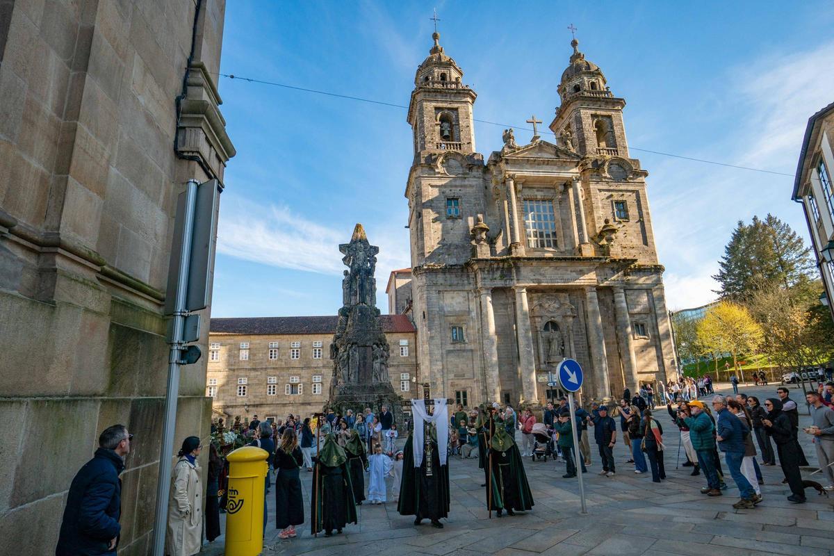 Santiago vive la Pascua con la procesión del Cristo Resucitado y el encuentro en la Quintana Santiago vive la Pascua con la procesión del Cristo Resucitado y el encuentro en la Quintana