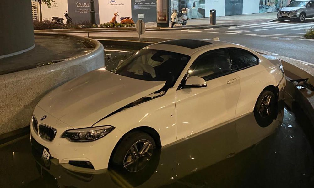 El coche quedó encajado en la fuente