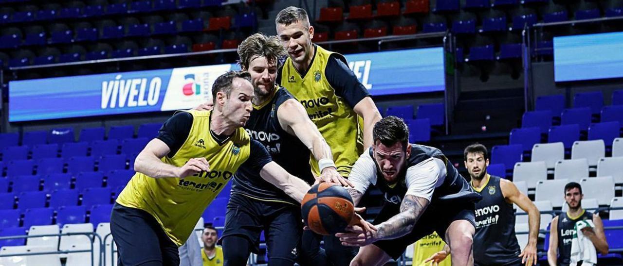 Varios jugadores del Lenovo pelean por un balón en el entrenamiento de ayer.