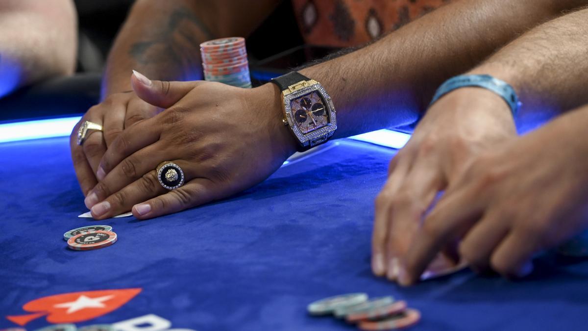 Las manos de un jugador de póker en el Casino de Barcelona.