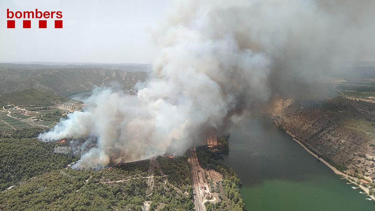 Humareda generada por el incendio en la Pobla de Massaluca. Humareda generada por el incendio en la Pobla de Massaluca.