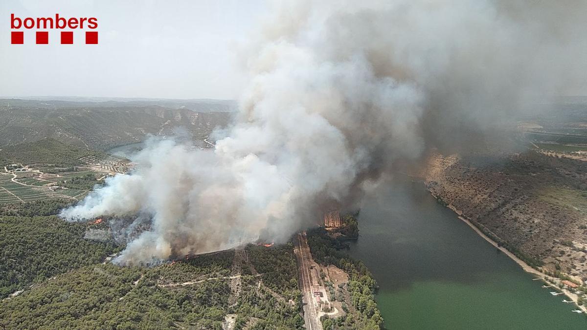 Una tempesta seca amenaça l’incendi de la Terra Alta