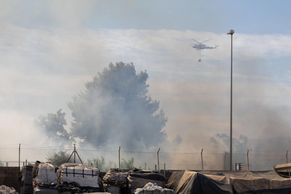 Un incendio en Aldaia es visible a varios kilómetros
