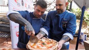 Los pizzaiolos Alessandro Signore y Ciro Coppola, con una pizza napolitana recién hecha.