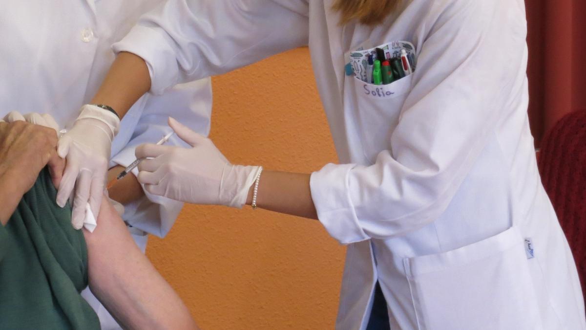 Una persona recibe una vacuna contra el COVID.