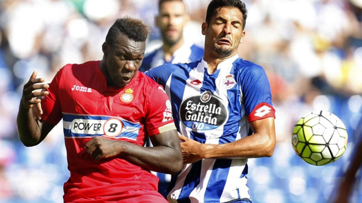 Felipe Caicedo (izquierda) disputa la pelota con Celso Borges durante el Deportivo-Espanyol de la sexta jornada de la Liga BBVA 2015-16